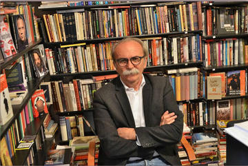 Miroslav Prstojević nella sua libreria di Vienna