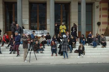 Iniziativa di Jedan Grad Jedna Borba davanti alla Biblioteca nazionale di Sarajevo