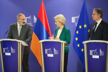 Nikol Pashinyan, Ursula von der Leyen e Antony Blinken © European Commission