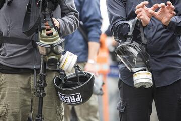 Reporters holding gas masks. Credits: Engin Akyurt via Pixabay