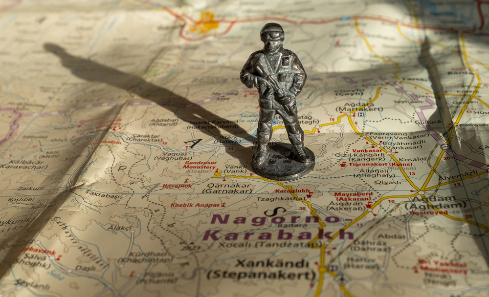 Un soldatino in metallo posizionato sulla mappa del Nagorno Karabakh