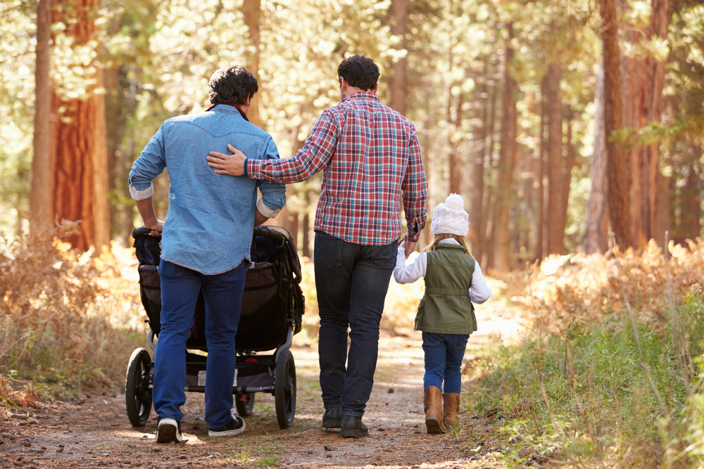 Coppia gay con figli a passeggio in un bosco ©  Monkey Business Images/Shutterstock