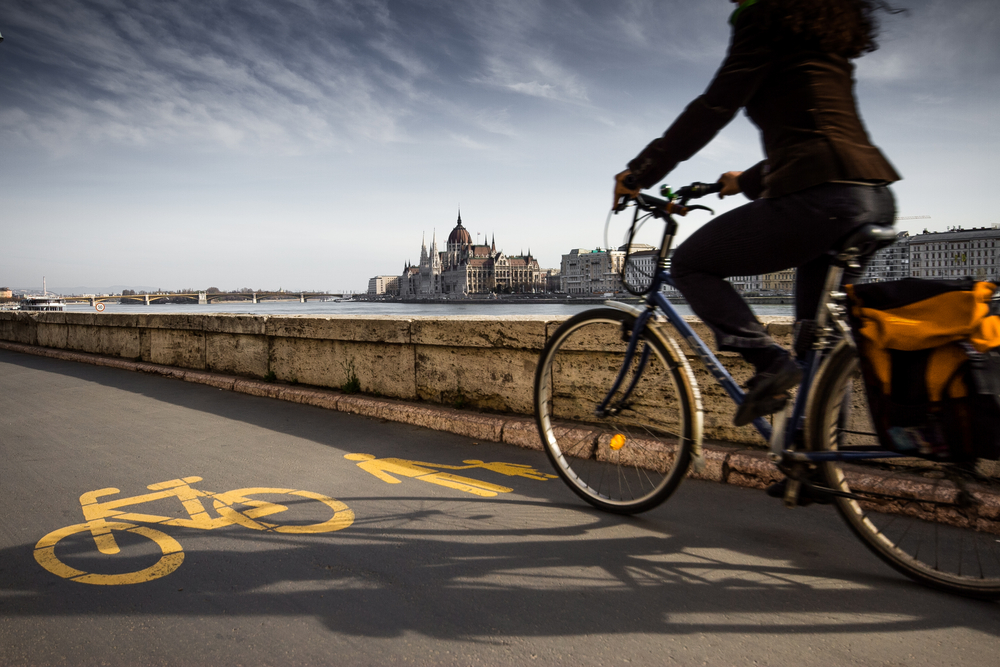 In bicicletta a Budapest lungo il Danubio (© robertonencini/Shutterstock) In bicicletta a Budapest lungo il Danubio (© robertonencini/Shutterstock)