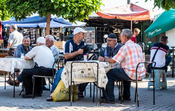Anziani a Skopje - © Sarnia/Shutterstock