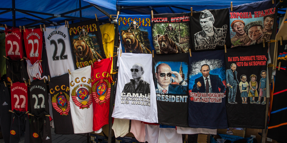 Souvenir esaltanti l'effige di Vladimir Putin su una bancarella a Yerevan, capitale dell'Armenia, nel 2017 - ©  Damian Pankowiec/Shutterstock