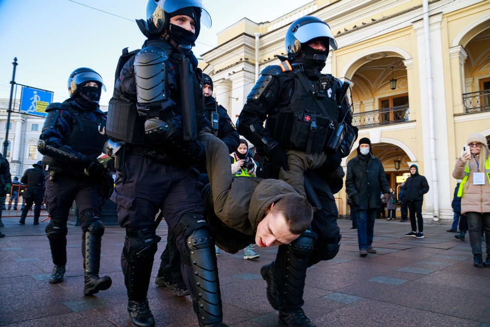 Arresti di manifestanti contro il regime di Vladimir Putin a San Pietroburgo, nel marzo 2022 - © Konstantin Lenkov/Shutterstock
