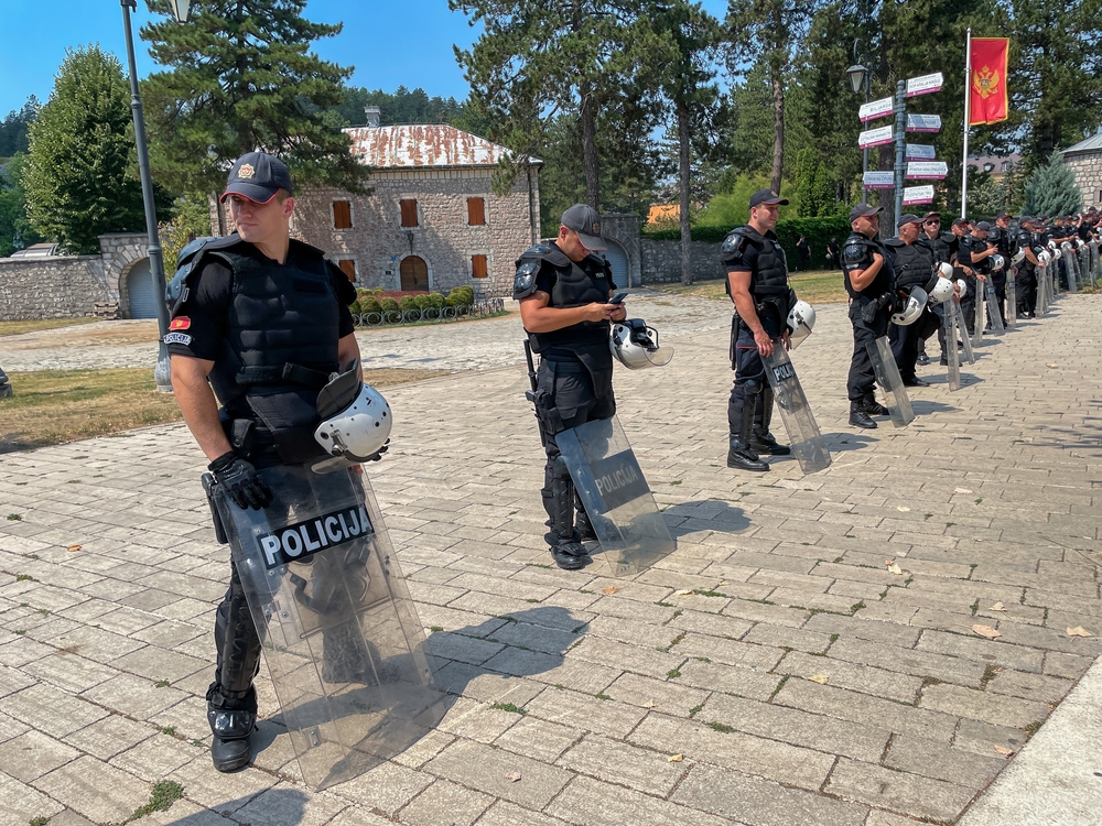 Forze di polizia schierate a Cetinje in vista delle proteste annunciate contro l'insediamento del nuovo metropolita della Chiesa ortodossa serba Joanikije - ©  Roman Tiraspolsky/Shutterstock