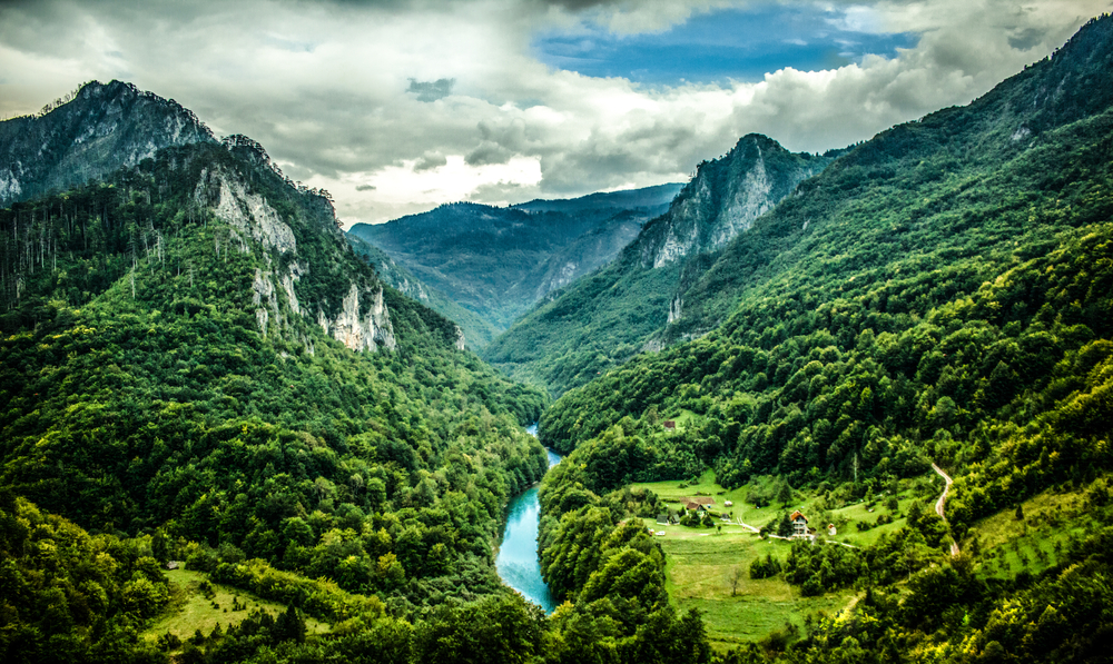 Il fiume Tara e le montagne che lo circondano (foto di Lavinia Mazdul /Shutterstock)