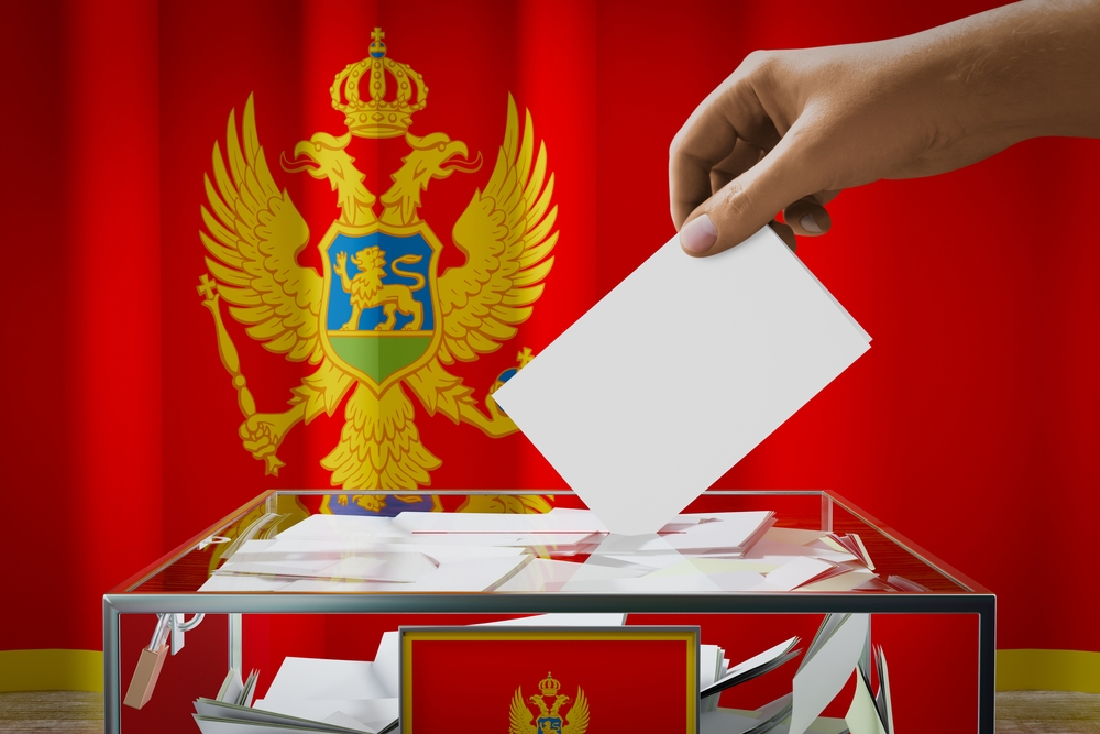 Bandiera el Montenegro e urna elettorale © PX Media/Shutterstock