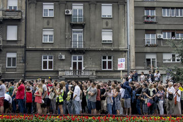 Una manifestazione a Belgrado del movimento "Ne davimo Beograd", parte della coalizione politica "Moramo" che si è presentata alle recenti politiche e amministrative in Serbia - © BalkansCat/Shutterstock 