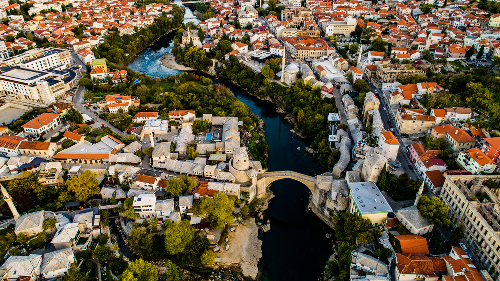 Vista area della città di Mostar © Tjasa Razinger/Shutterstock