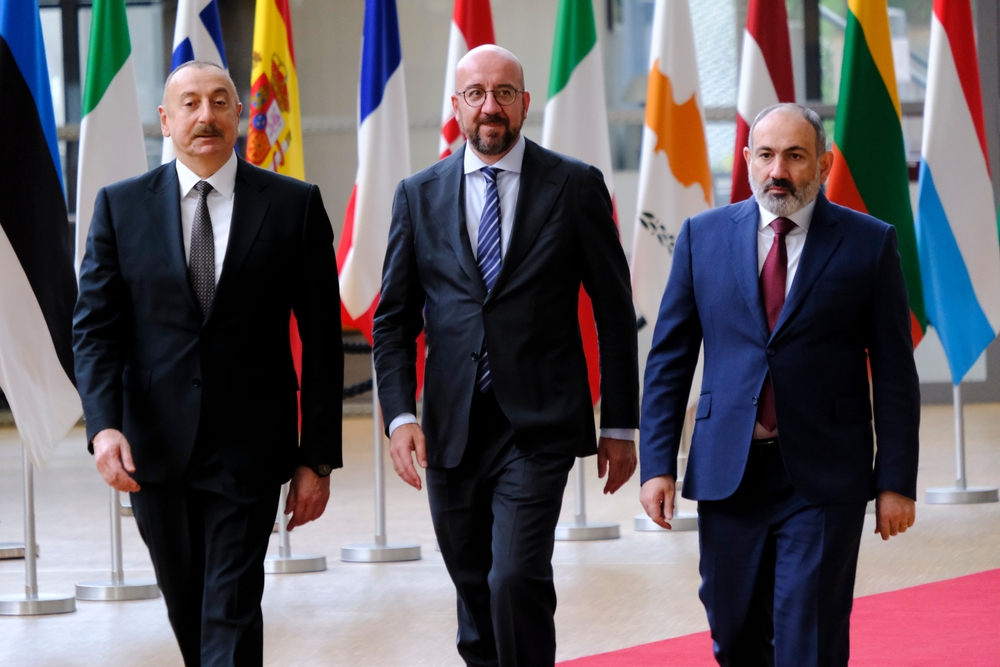 Il presidente del Consiglio europeo Charles Michel con il presidente dell'Azerbaijan Ilham Aliyev e il primo ministro dell'Armenia Nikol Pashinyan, Bruxelles maggio 2022 © Alexandros Michailidis/Shutterstock