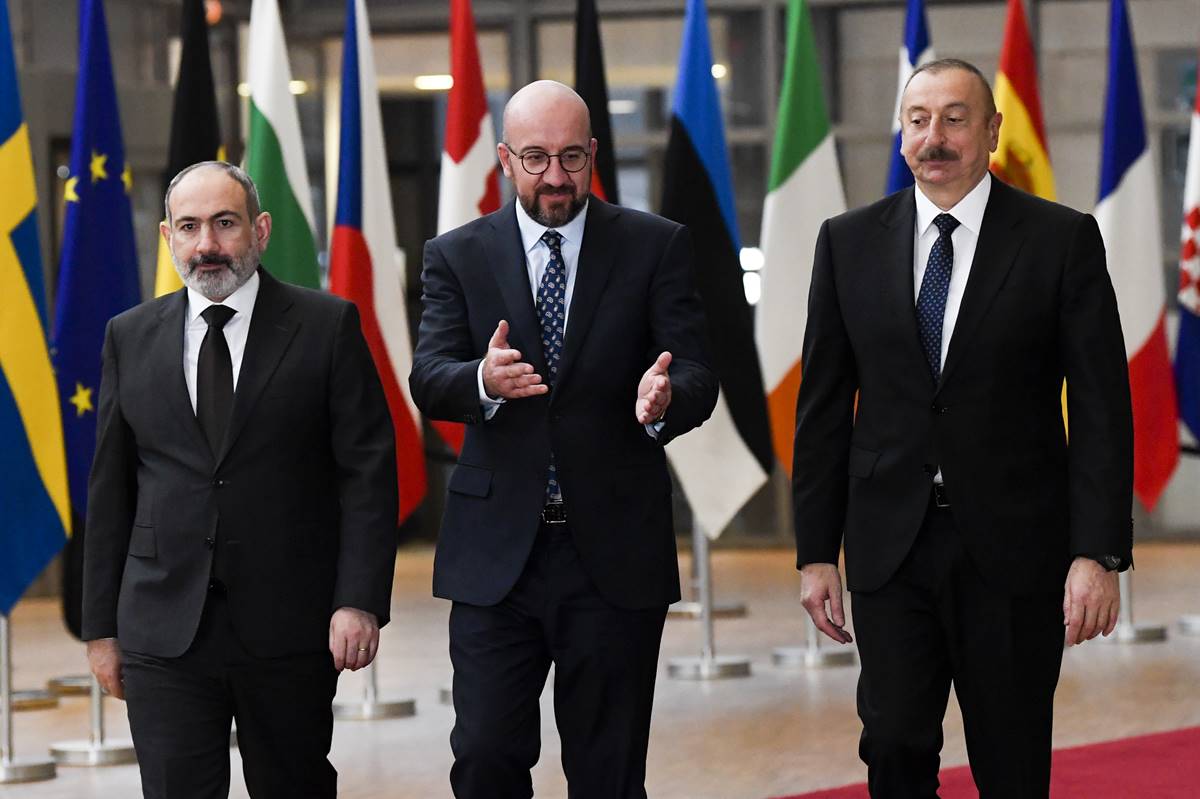 Il primo ministro armeno Nikol Pashinyan, il presidente del Consiglio europeo Charles Michel e il presidente dell'Azerbaijan Ilham Aliyev  (foto Consiglio europeo)