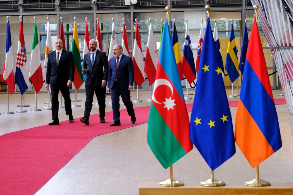 Un incontro del maggio 2022 a Bruxelles tra il presidente del Consiglio europeo Charles Michel, il prisidente dell'Azerbaijan Ilham Aliyev e il primo ministro armeno Nikol Pashinyan © Alexandros Michailidis/Shutterstock