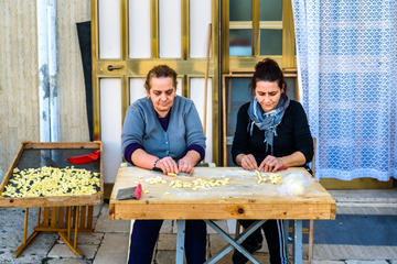 Due abitanti di Bari Vecchia preparano la pasta fatta in casa - © Joaquin Corbalan P/Shutterstock