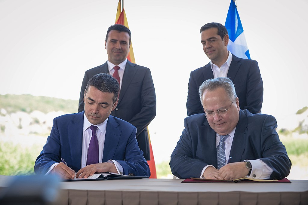 La firma dell'accordo a Pespes (foto Gov. Rep. Macedonia)