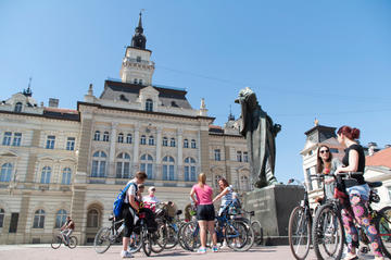 Novi Sad, gruppo di ciclisti nella piazza principale © Maja Tomic/Shutterstock