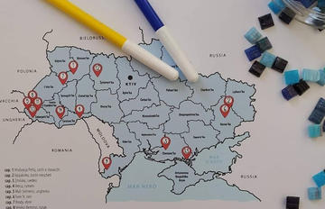 Tessere di mosaico sopra una mappa dell'Ucraina