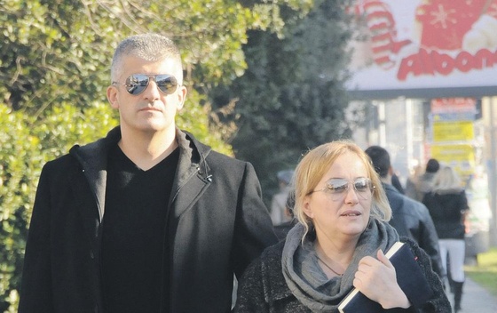 Olivera Lakić  con la scorta della polizia (foto Vijesti)