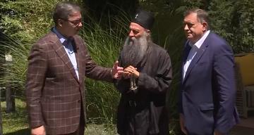 Aleksandar Vučić, Milorad Dodik e il patriarca Porfirije (screenshot youtube)