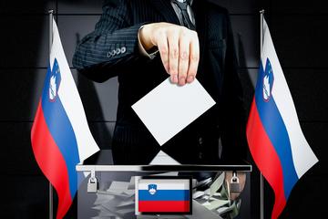 Urna elettorale con bandiere della Slovenia © PX Media/Shutterstock