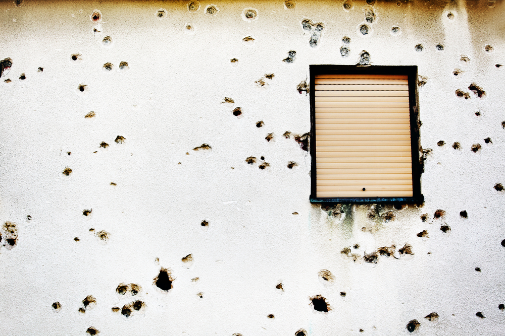 Fori di proiettili sulla facciata di una casa in Bosnia Erzegovina (© Mikael Damkier/Shutterstock)