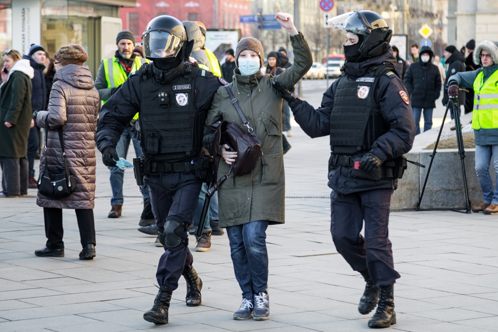 Moscow, Russia - 2022.02.27 - police officers detain a woman on Pushkin Square on the day of an anti-war rally © Konstantin Lenkov/Shutterstock