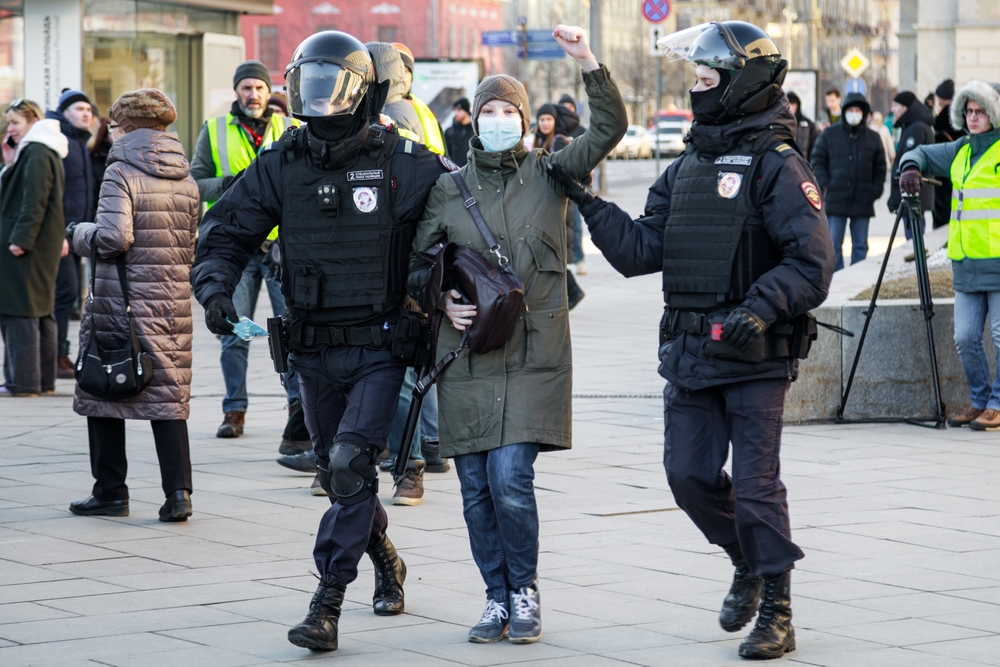 Mosca, Russia - 27.02.2022 - Agenti di polizia trattengono una donna in piazza Pushkin durante una manifestazione contro la guerra © Konstantin Lenkov/Shutterstock Mosca, Russia - 27.02.2022 - Agenti di polizia trattengono una donna in piazza Pushkin durante una manifestazione contro la guerra © Konstantin Lenkov/Shutterstock