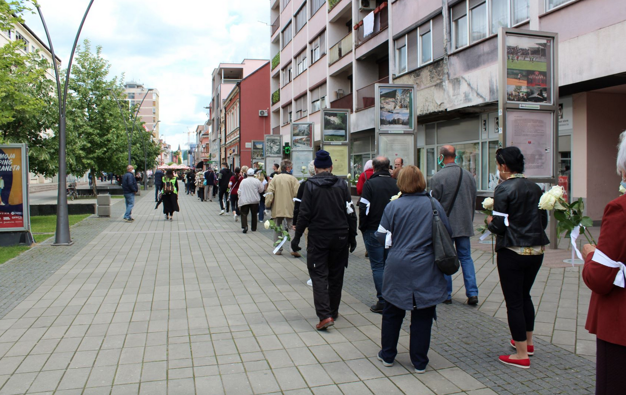 Un momento della manifestazione delle fasce bianche a Prijedor negli anni scorsi - Inicijativa Jer me se tiče