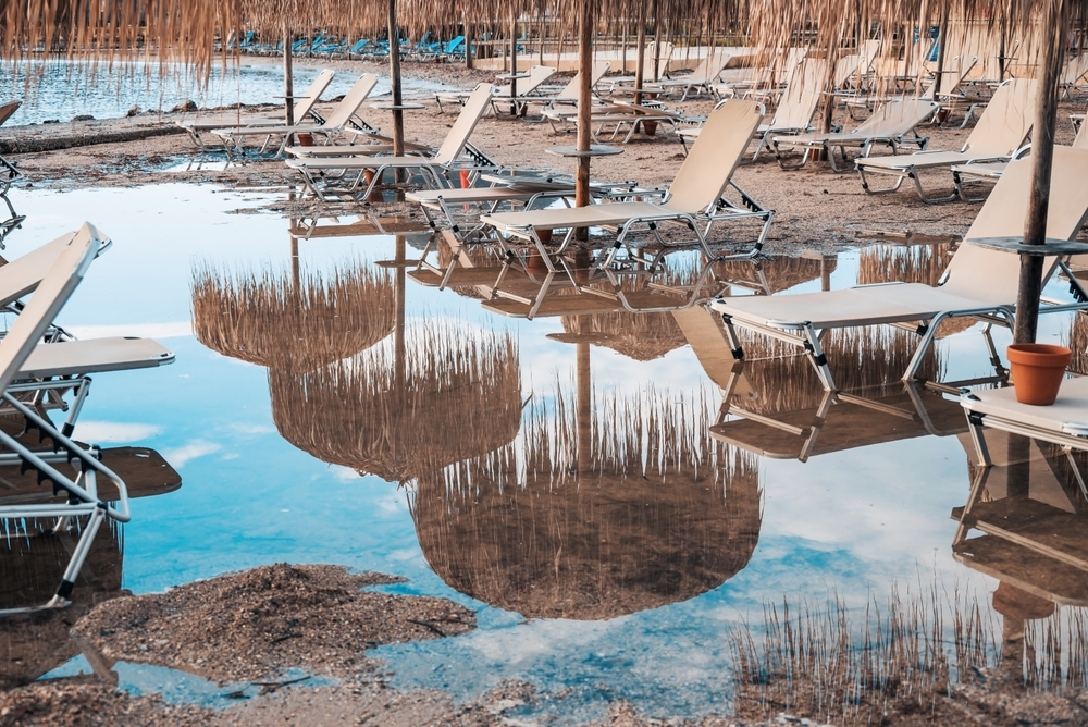 Spiaggia greca dopo una forte pioggia - © BadPixma/Shutterstock Spiaggia greca dopo una forte pioggia - © BadPixma/Shutterstock