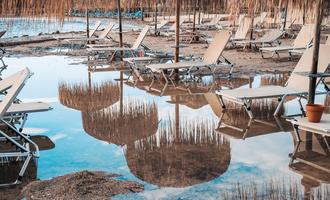 Spiaggia greca dopo una forte pioggia - © BadPixma/Shutterstock