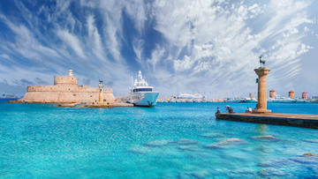 Il porto di Mandraki a Rodi, Grecia © Serenity-H/Shutterstock