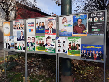Manifesti elettorali per le politiche in Romania del 6 dicembre 2020 (© Adrian Pacurariu/Shutterstock)