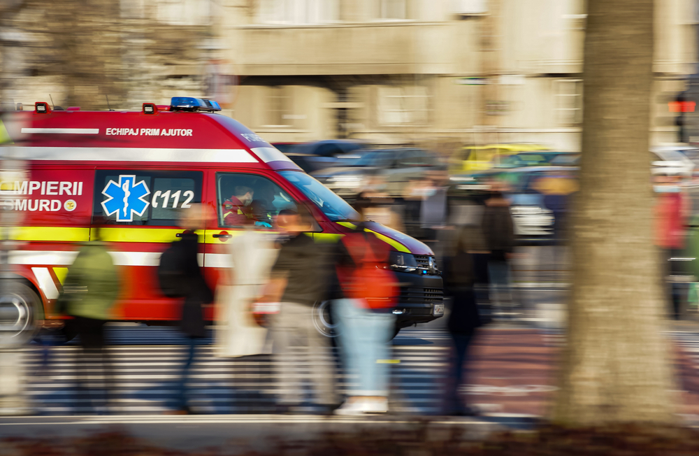 Ambulanza nelle strade di Bucarest - © LCV/Shutterstock