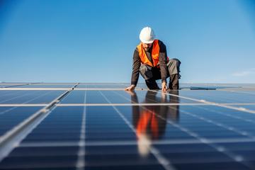 Installazione di pannelli solari © Dusan Petkovic/Shutterstock