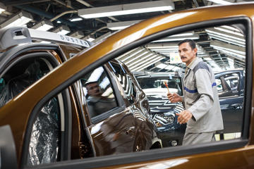 Fabbrica di automobili in Romania - © punghi/Shutterstock
