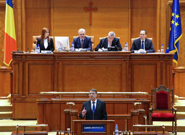 Il presidente Iohannis si rivolge al parlamento romeno (foto LCV/Shutterstock)
