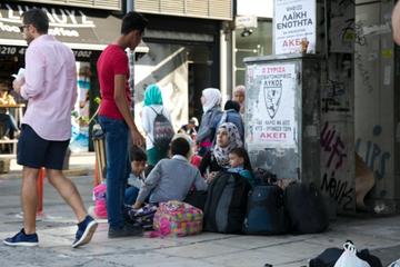 Rifugiati in attesa davanti al porto del Pireo (foto G. Vale)