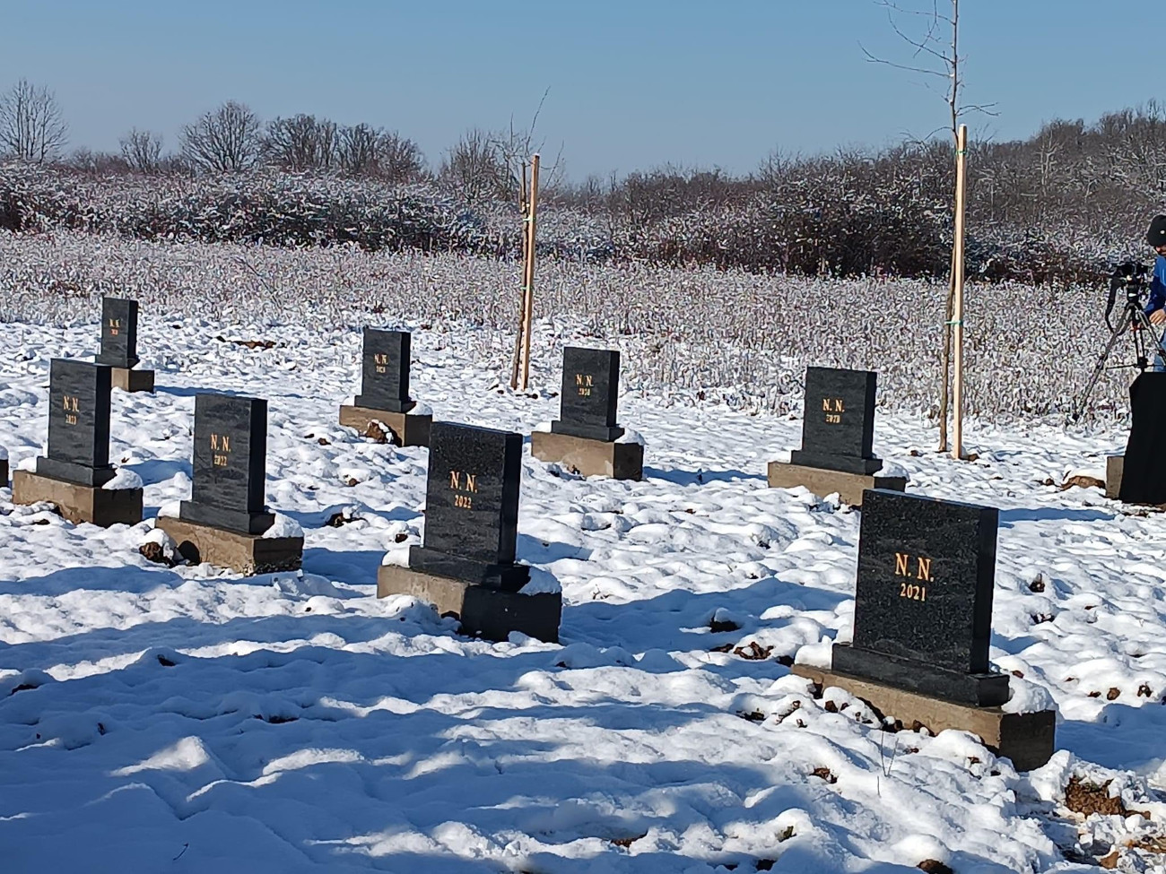 2024 - lapidi NN di morti nella Drina, al cimitero di Bijeljina © foto di Nihad Suljić