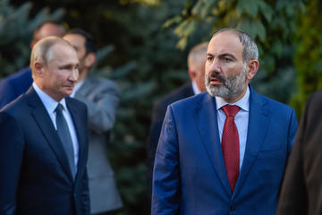 Il presidente russo Vladimir Putin e il primo ministro armeno Nikol Pashinyan durante un meeting a Yerevan nel 2019 ©  Asatur Yesayants/Shutterstock