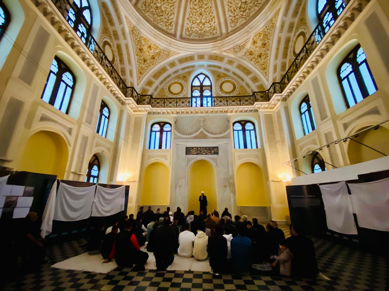 Prayer in the Yeni Cami - M.Drosopoulos/OBCT