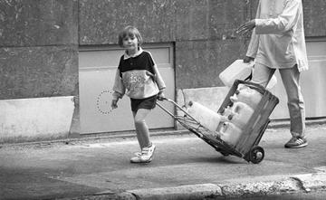 1994 _Sarajevo bambina trascina tanica acqua - © Mario Boccia.JPG