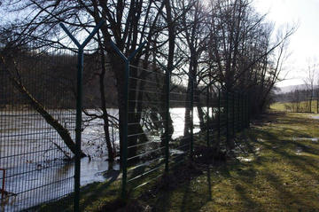 Barriera lungo il fiume Kopa, al confine tra Slovenia e Croazia - foto © Stefano Lusa.jpg Barriera lungo il fiume Kopa, al confine tra Slovenia e Croazia - foto © Stefano Lusa.jpg