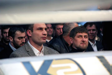 Brovary, Ucraina, dicembre 2010: il presidente della Cecenia Ramzan Kadyrov assiste assieme all'attuale sindaco della capitale Kiev Vitali Klitschko ad un incontro di boxe