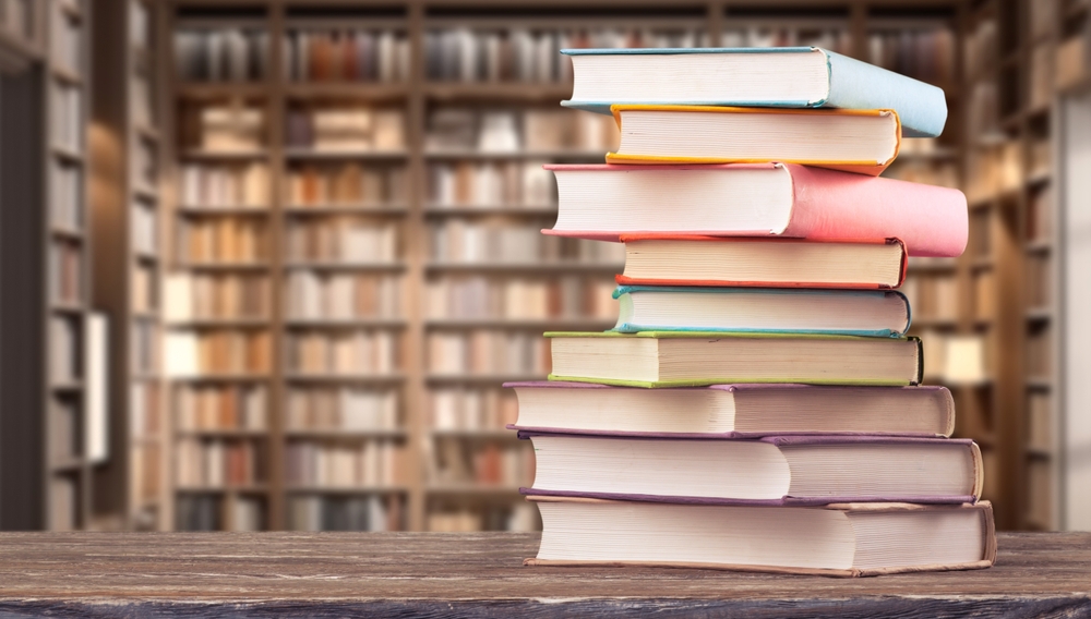 Pila di libri su un tavola di una biblioteca © Billion Photos/Shutterstock Pila di libri su un tavola di una biblioteca © Billion Photos/Shutterstock