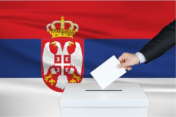 Rappresentazione di un elettore che inserisce la scheda nell'urna sullo sfondo della bandiera serba 