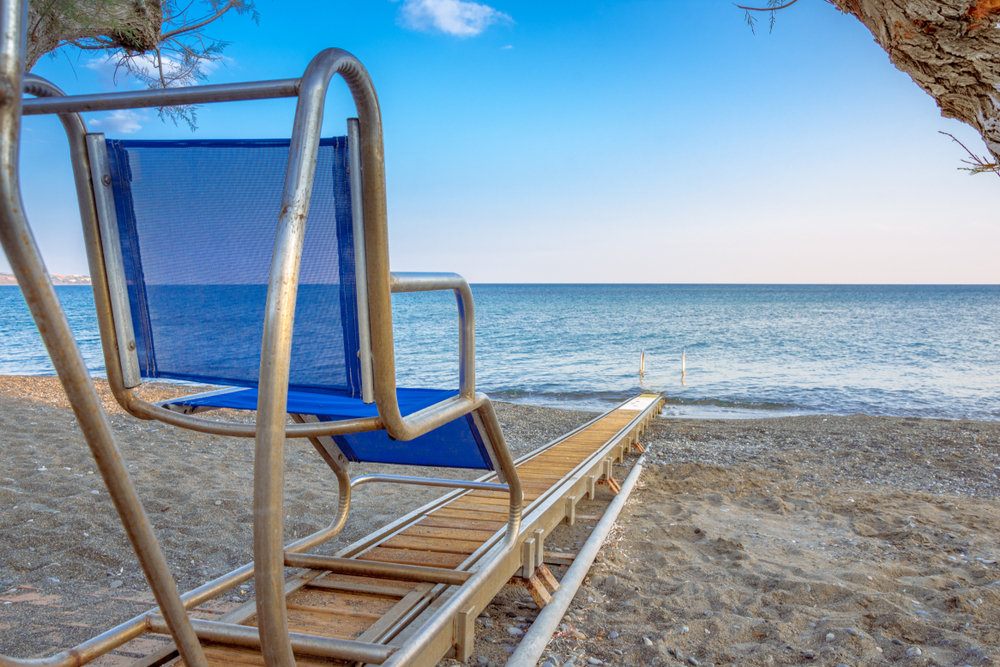 Impianto per l'accesso in mare per persone con disabilità o difficoltà motorie (© Georgios Tsichlis/Shutterstock) Impianto per l'accesso in mare per persone con disabilità o difficoltà motorie (© Georgios Tsichlis/Shutterstock)