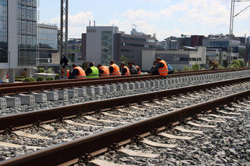 Belgrado, Serbia. Lavoratori della ferrovia in pausa © Milan Smiljkovic/Shutterstock