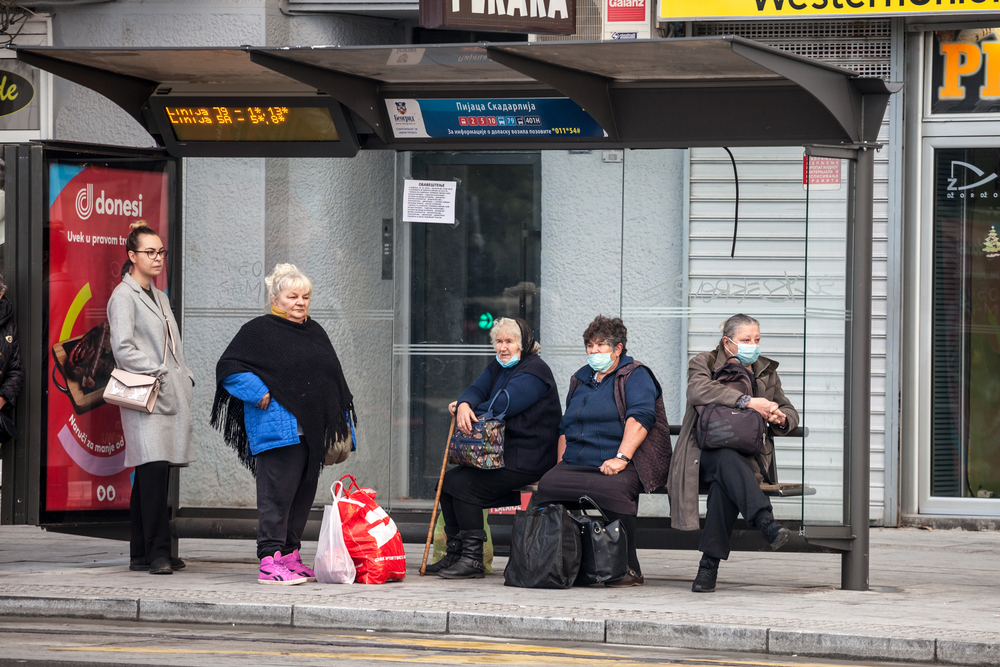 Ad una fermata dell'autobus a Belgrado - © BalkansCat/Shutterstock