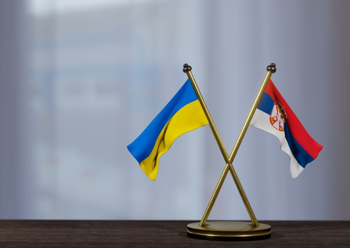 Bandiere di Serbia e Ucraina - © Fly Of Swallow Studio/Shutterstock Bandiere di Serbia e Ucraina - © Fly Of Swallow Studio/Shutterstock